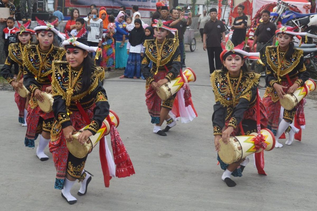 Aksi penari Reog Kendang saat membawakan gerakan khas dengan tubuh membungkuk, menggambarkan semangat dan perjuangan dalam tradisi Tulungagung.