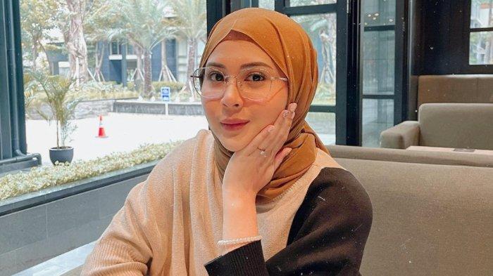 Kesha Ratuliu curhat diusir influencer saat berada di satu acara. Ia sampai pindah tempat duduk lantaran dipanggilkan panitia acara.