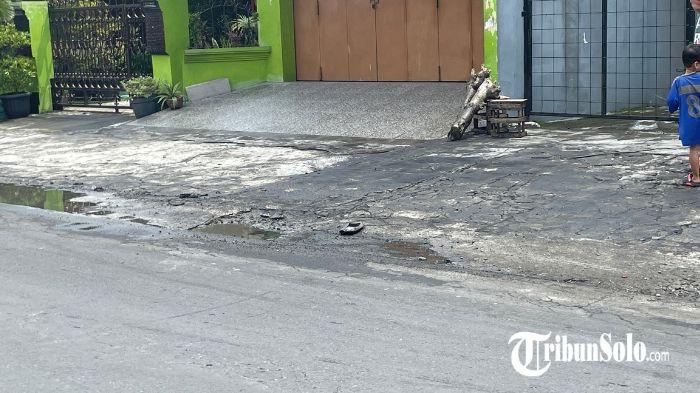 Sisa air banjir berwarna hitam pekat di Kelurahan Kwarasan