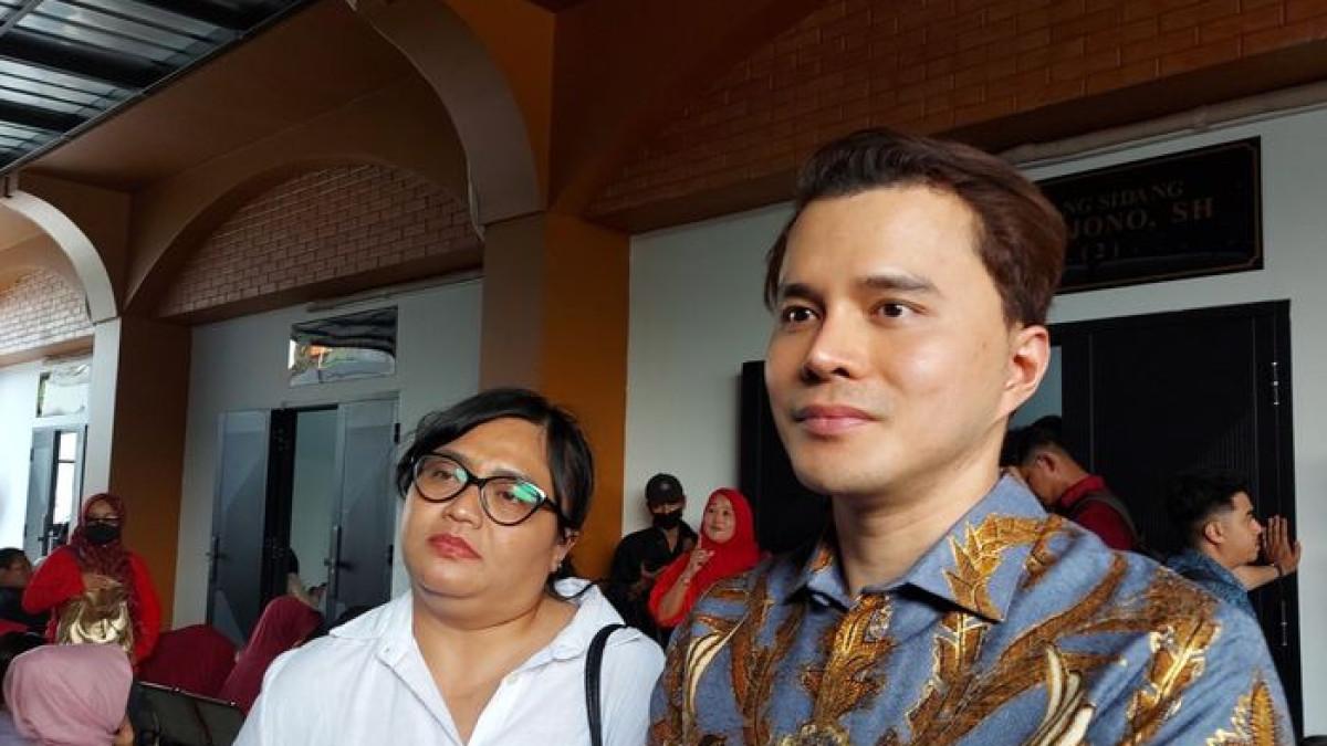 Dhea, manajer Nikita Mirzani, serta dr. Oky Pratama di Pengadilan Negeri Jakarta Selatan, Rabu (15/4/2026).
