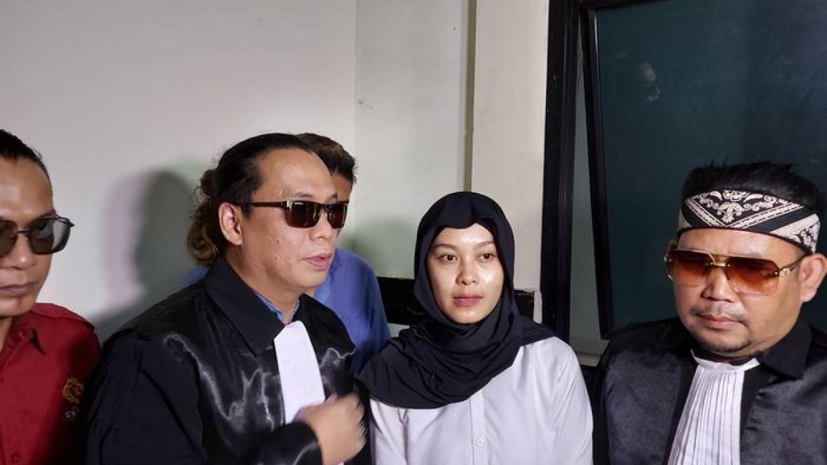 Ayu Chairun Nurisa (tengah) bersama tim kuasa hukumnya di Pengadilan Negeri Tangerang, Rabu (8/4/2026).