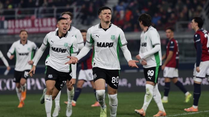 MERAYAKAN GOL - Duet bek Sassuolo, Jay Idzes (kiri) dan Tarik Muharemovic (kanan) merayakan gol bersama saat melawan Bolognya pada pekan ke-17 Liga Italia, Senin (29/12/2025) dini hari WIB. Sassuolo berhasil imbang di markas Bologna 1-1.