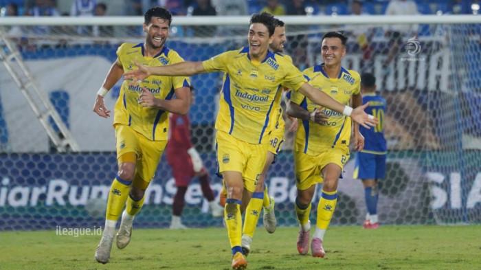 Bek asal Italia, Federico Barba mempersembahkan kemenangan untuk Persib Bandung lewat gol sundulan merobek jala gawang Arema FC. Momen itu terjadi di pekan ke-6 BRI Super League 2025/26, Senin (22/9) di Kanjuruhan. Kemenangan krusial, yang dilakukan dengan cara berbalik unggul dalam situasi Persib bermain dengan 10 pemain.