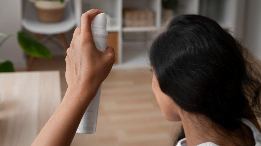 Ilustrasi tips mengatasi rambut lepek dengan menggunakan dry shampoo 