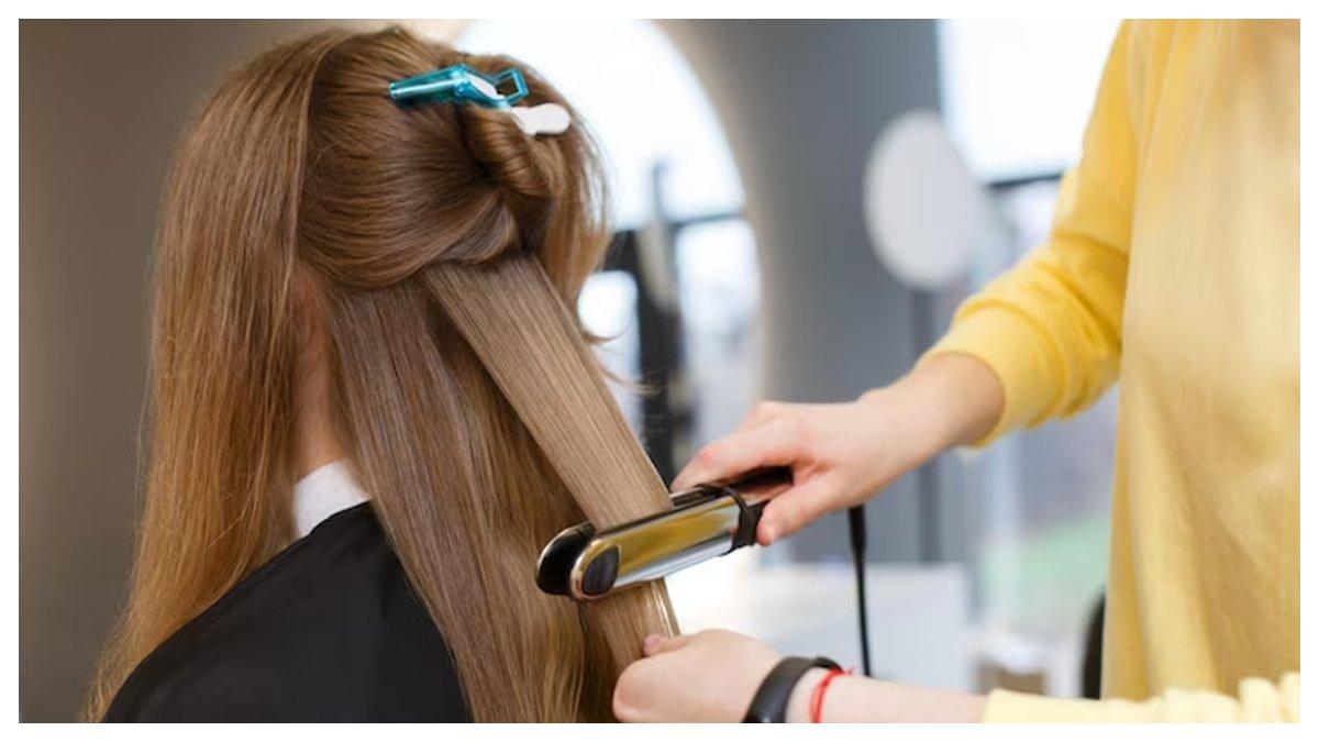 Ilustrasi tips mengatasi rambut berminyak dengan mengurangi penggunaan produk styling berlebih