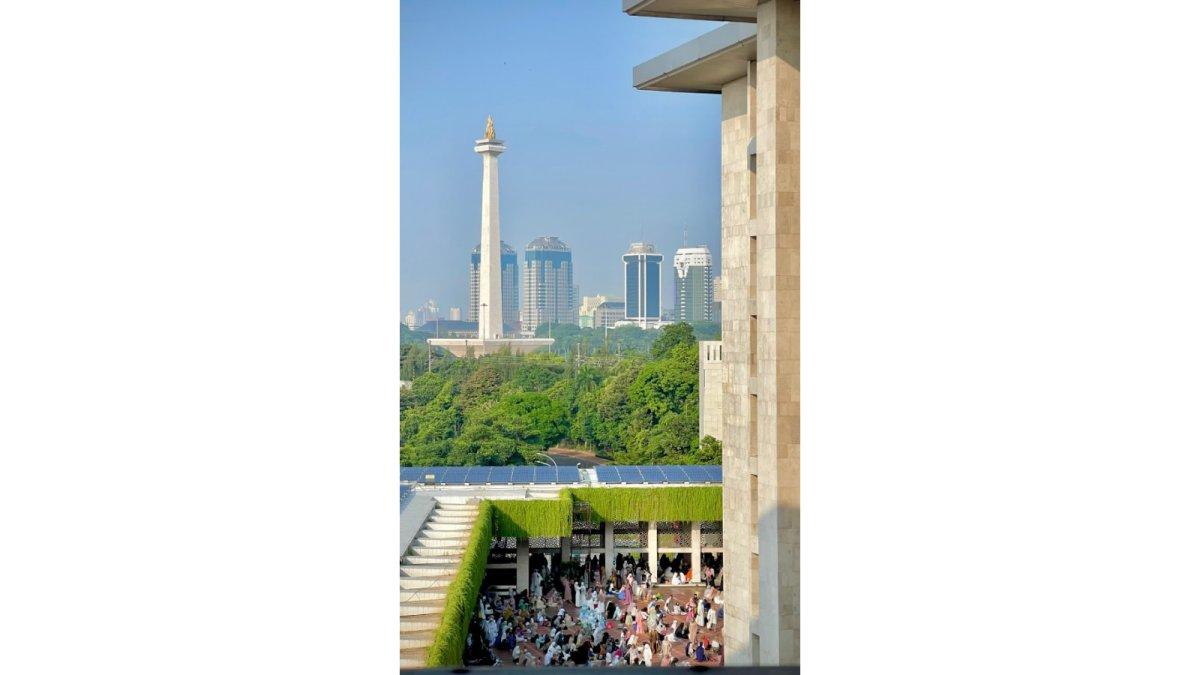 Foto dari Reza Aulia Pane yang melihat Jakarta dari sudut Masjid Istiqlal.