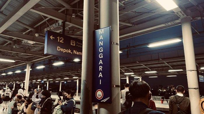 Cerita lain datang dari Haris Setiawan yang menulis tentang Stasiun Manggarai. 