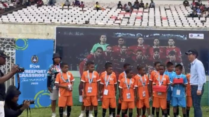 Manajemen PTFI Bagikan Sepatu Sepak Bola