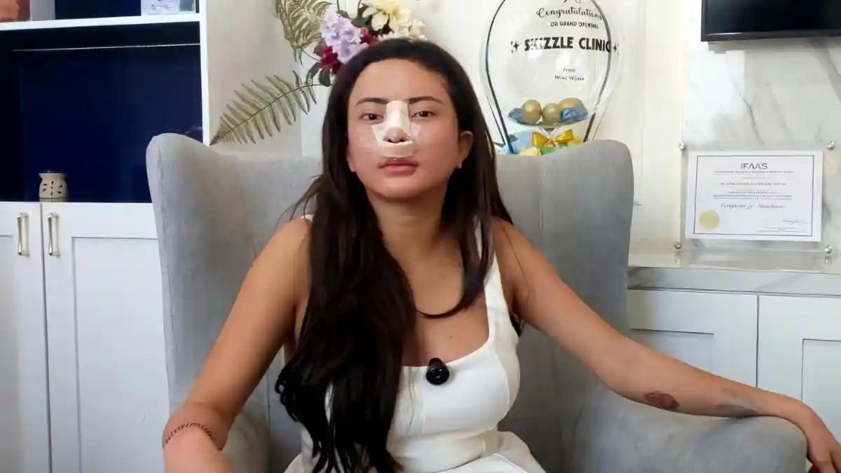 ARTIS OPERASI PLASTIK - Selebgram Ayu Aulia usai lakukan operasi plastik di klinik Skizzle Kemang, Mampang, Jakarta Selatan pada Sabtu (18/4/2026).