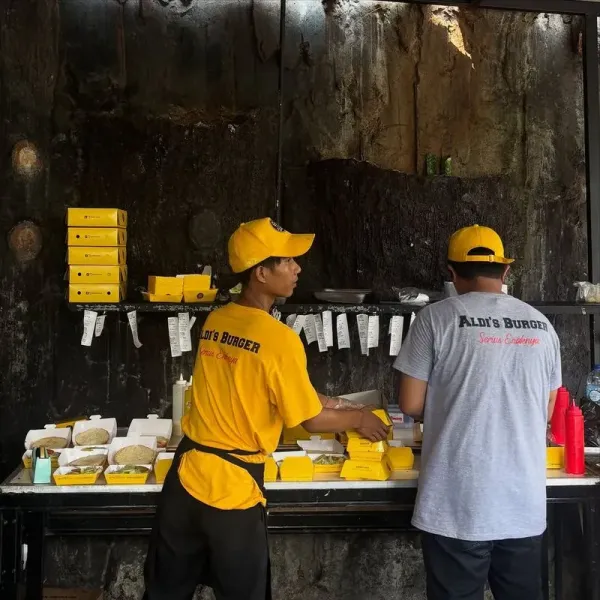 wanita buka jastip Aldi's Burger
