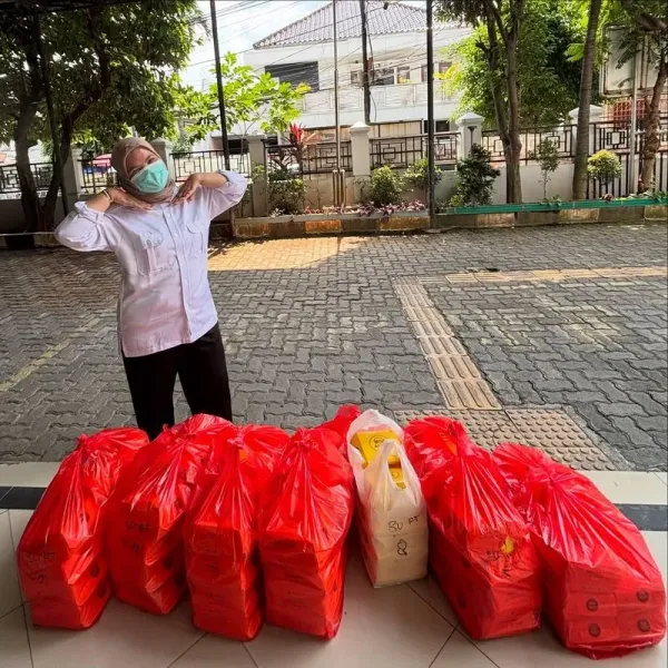 wanita buka jastip Aldi's Burger