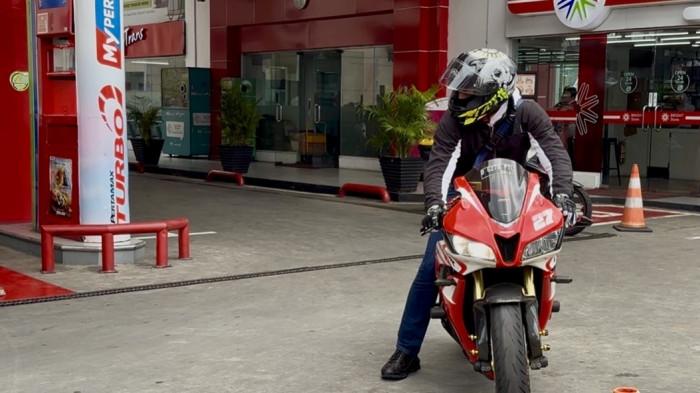 KENAIKAN HARGA BBM - Garin, seorang pengendara motor sport Honda CBR600RR asal Bekasi, usai mengisi bahan bakar di SPBU Pertamina 31.128.02 di kawasan MT Haryono, Jakarta Selatan, Minggu (19/4/2026) pagi. (Tribunnews/Alfarizy)