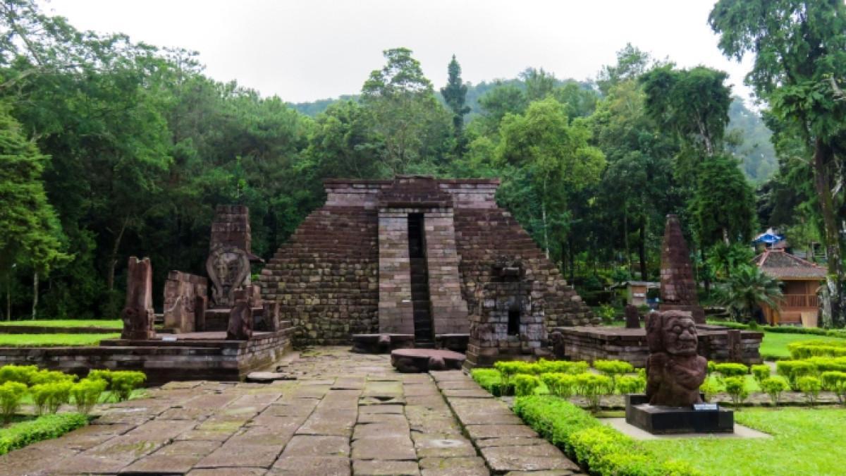 WISATA SOLO RAYA - Candi Sukuh, tempat wisata bersejarah di Ngargoyoso, Karanganyar, Jawa Tengah.