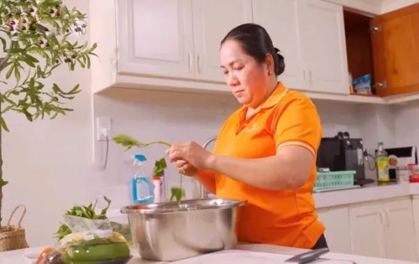 The maid cooks at home according to the hours set by Minh Thu on the application. Photo: Provided by the character