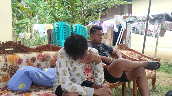 BOCAH HANYUT -- Fhiki Pakaya (34) menangis usai mendengar penuturan istrinya tentang anak mereka, Nazril Pakaya dalam sesi wawancara eksklusif TribunGorontalo.com, Minggu (19/4/2026). Nazril merupakan salah satu korban hanyut di Sungai Bulango. Nyawanya tak tertolong.