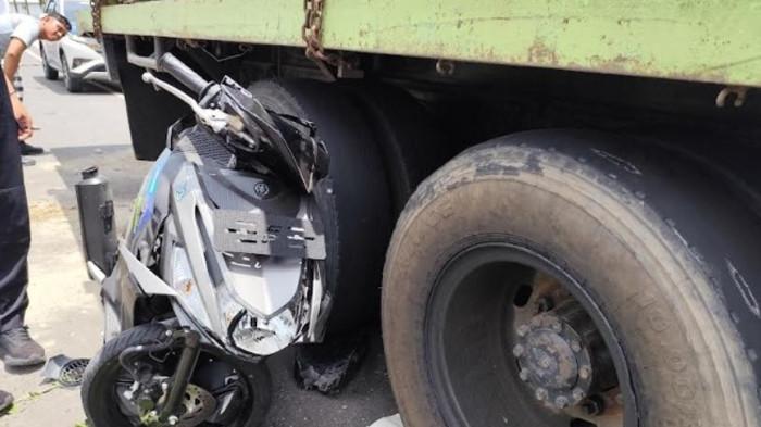 KASUS LAKALANTAS - Kondisi sepeda motor korban usai menabrak sebuah mobil kontainer di Desa Tapadaa Kecamatan Botumoito Kabupaten Boalemo Provinsi Gorontalo pada Minggu 19 April 2026. (Sumber: TribunGorontalo/ Rahmat Hambali)