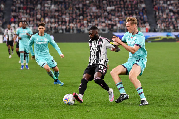TURIN, ITALY - APRIL 19: Jeremie Boga of Juventus controls the ball while under pressure from Torbjorn Heggem of Bologna during the Serie A match between Juventus FC and Bologna FC 1909 at Allianz Stadium on April 19, 2026 in Turin, Italy. (Photo by Valerio Pennicino/Getty Images)