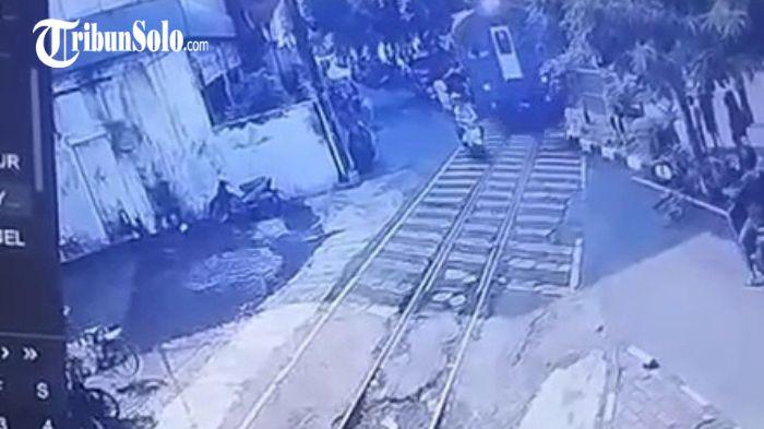 KECELAKAAN - Insiden kecelakaan lalu lintas antara KA Batara Kresna dengan sepeda motor terjadi di rel bengkong Purwosari, Minggu (19/4/2026) pagi. Insiden ini menyebabkan dua pengendara motor terpental dan mengalami luka-luka hingga harus dilarikan ke rumah sakit.