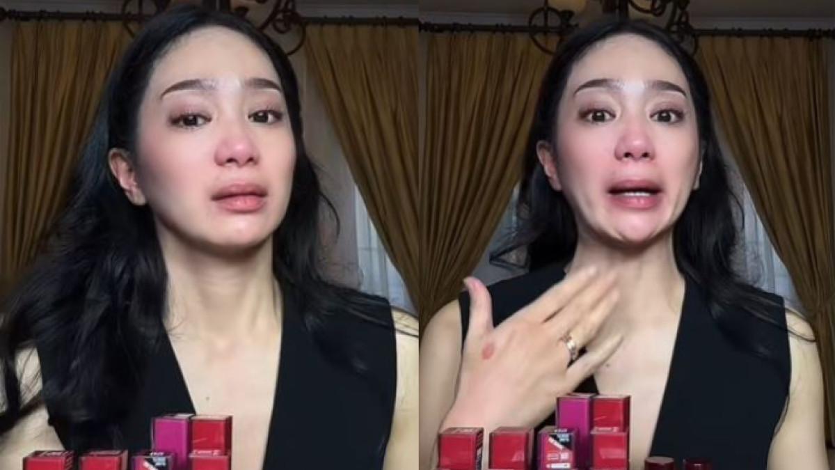 POLEMIK KELUARGA ARTIS - Bunga Zainal tak kuasa menahan tangis buntut polemik dengan keluarga. Ia mengenang pengorbanannya untuk sang ayah.