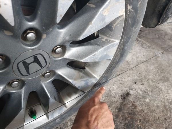 Cek kelurusan roda dengan benang