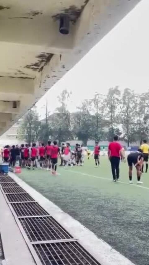 Young Indonesian player kungfu kicks the opponent's back