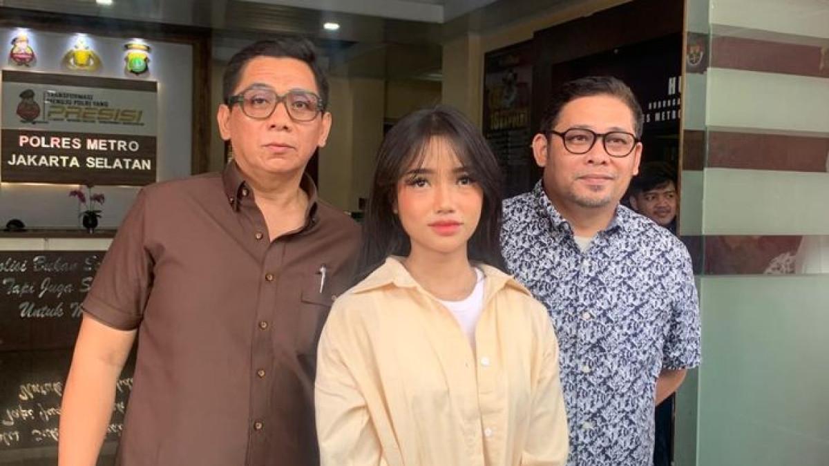 KASUS PENGGELAPAN DANA - Fuji saat ditemui di Polres Metro Jakarta Selatan, Senin (20/4/2026).