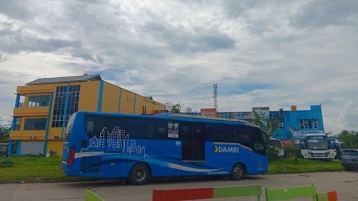 JADWAL DAMRI - Tampak salah satu Bus Damri saat berada di Terminal Tanjung Selor, Kaltara, baru-baru ini. Sejumlah armada Damri disiapkan untuk melayani penumpang ke berbagai tujuan mulai dari dalam kota hingga antar Provinsi, termasuk ke Samarinda, Kaltim. (TribunKaltara.com / Desi Kartika)