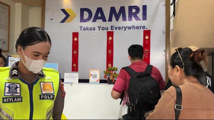 JADWAL DAMRI - Tampak suasan di loket Damri yang ada di Terminal Damri Tanjung Selor, Kaltara, baru-baru ini. Sejumlah armada Damri disiapkan untuk melayani penumpang ke berbagai tujuan mulai dari dalam kota hingga antar Provinsi, termasuk ke Samarinda, Kaltim. (TribunKaltara.com / Desi Kartika)