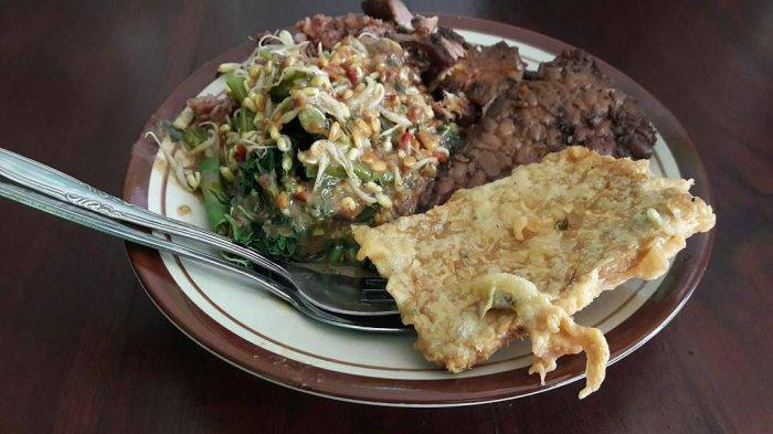 KULINER LEGENDARIS SOLO - Seporsi nasi pecel Bu Kis di Belakang Pengadilan Negeri Solo, Jawa Tengah, pada 2017 lalu. Begini sejarah Pecel Bu Kis yang legendaris. (INSTAGRAM/soloinfo)