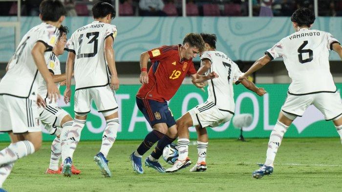 Pesepak bola Spanyol, Daniel Yanez (tengah) melewati adangan pesepak bola Jepang, Yotaro Nakajima (kedua kanan) pada pertandingan Spanyol vs Jepang babak 16 besar Piala Dunia U17 2023 di Stadion Manahan, Solo, Senin (20/11/2023) malam. Babak pertama kedua tim sama kuat dengan skor 1-1. TRIBUNNEWS/Muhammad Nursina