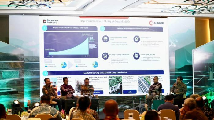 Sesi Focus Group Discussion dengan narasumber Koordinator Konservasi Minerba dan Batubara Kementerian ESDM, Ari Hendarwanto (kiri), Ketua Umum Asosiasi Pertambangan Batu Bara Indonesia (APBI), Ir. Priyadi (kedua dari kiri), Division Head Project Expansion PT Borneo Indobara, Adi Supriyatna (ketiga dari kiri), Vice President Pelanggan Korporasi dan Bisnis Indivisi DIV APR PLN, dan Faisal Muslim (kedua dari kanan) dan moderator Head of Private and Business Law Study sekaligus Dosen di Jentera Law School, Muhammad Faiz Aziz (kanan) di Jakarta, Rabu (15/4).