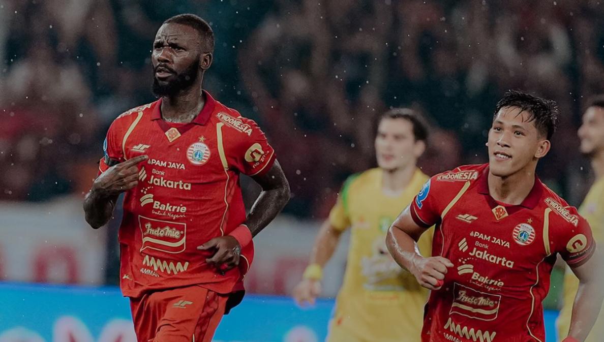 SELEBRASI - Penyerang Persija Jakarta, Allano (kiri) dan Eksel Runtukahu (kanan) melakukan selebrasi bersama setelah berhasil menjebol gawang Persebaya Surabaya dalam pertandingan pekan ke-27 Super League di Stadion Utama Gelora Bung Karno (SUGBK), Jakarta, pada Sabtu (11/4/2026) malam WIB.