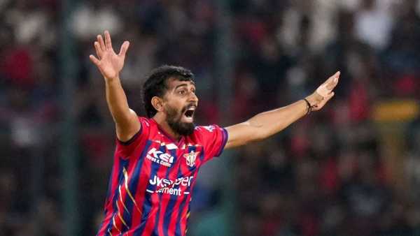 आयपीएल 2026 मध्ये 32 व्या मॅचनंतर पर्पल कॅपच्या शर्यतीत एक मोठा बदल पहायला मिळतोय. सीजनमध्ये सर्वाधिक विकेट घेण्याच्या बाबतीत लखनऊ सुपर जायंट्सचा एक 24 वर्षाचा गोलंदाज पुढे निघून गेलाय. PTI 