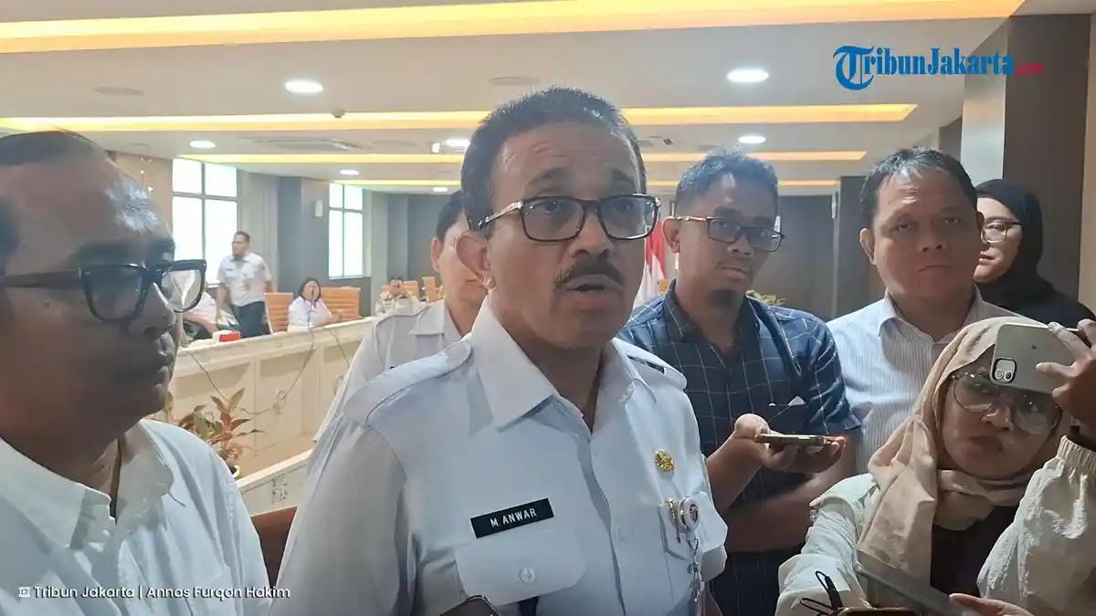 PEMUSNAHAN IKAN SAPU SAPU - Wali Kota Jakarta Selatan Muhammad Anwar saat diwawancarai soal pemusnahan ikan sapu-sapu di Kantor Wali Kota Jakarta Selatan, Kamis (23/4/2026).