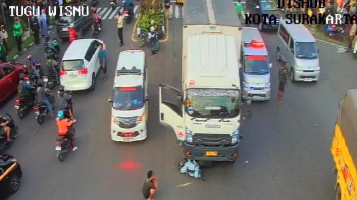 TERLINDAS - Kecelakaan maut terjadi di simpang tugu Wisnu Manahan, Solo, pada Selasa (21/4/2026) sore. Dua perempuan yang mengendarai motor terseret dan terlindas truk boks hingga meninggal dunia.
