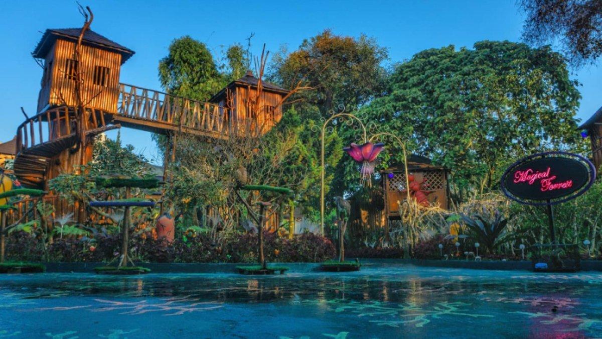 Rumah pohon di Lembang Wonderland, tempat wisata bak negeri dongeng di Bandung, Jawa Barat yang lokasinya dekat hotel dan tempat sewa motor.