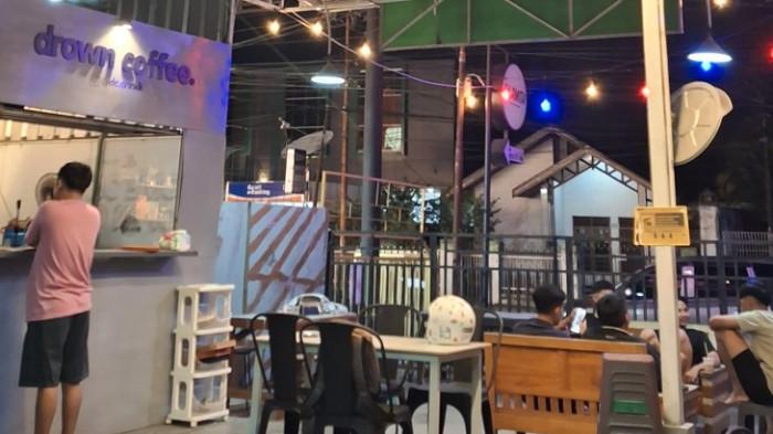 REKOMENDASI -- Suasana di cafe Drown Coffee menawarkan harga murah dari Rp 6 ribu.