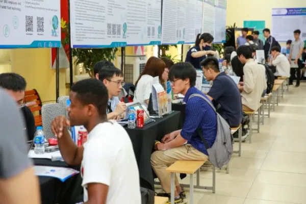 Meeting representatives from leading companies and top universities in person at the event. Photo courtesy of Institute for Information Industry (III)