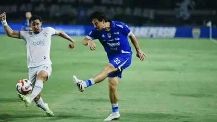 IMBANG - Aksi Thom Haye di laga Persib vs Arema FC di Stadion GBLA yang berakhir 0-0, Jumat 24 April 2025.