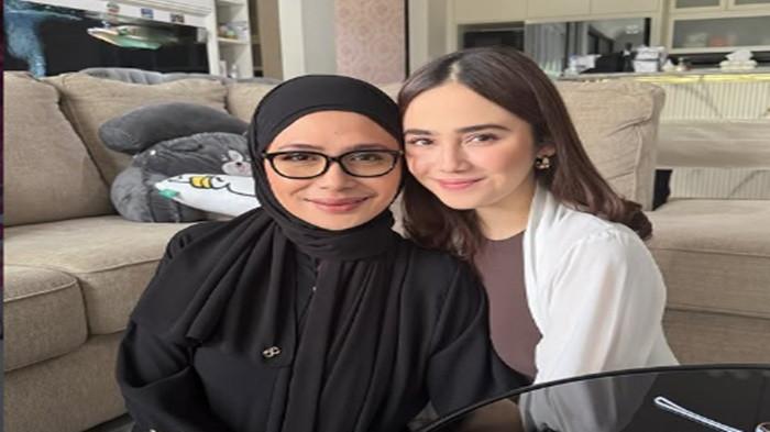 IBU SYIFA HADJU - Potret Syifa Hadju bersama sang ibu. Shendy Hadju ibunda Syifa Hadju ternyata penggemar Maia Estianty ibu El Rumi.