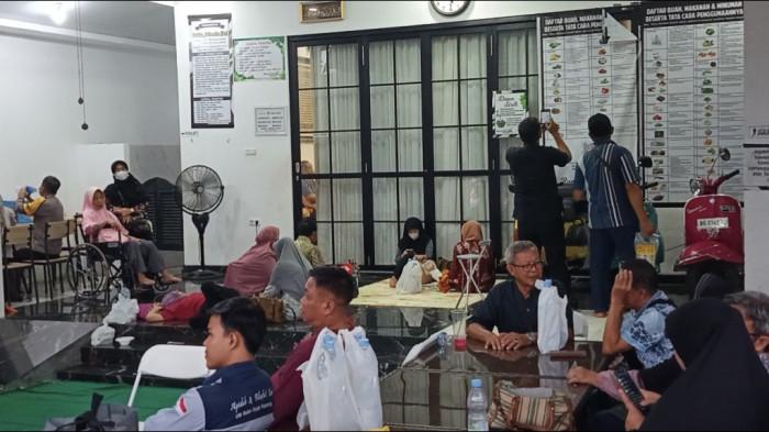 TOTOK SIRIH - Pengobatan Ibu Ika di Palembang masih dipadati pasien meskipun sempat menjadi sorotan dan kontroversi di media sosial. Praktik ini disebut telah berlangsung lebih dari satu dekade dengan sistem biaya sukarela dan bisa melayani 250 pasien setiap hari, Sabtu (25/4/2026).