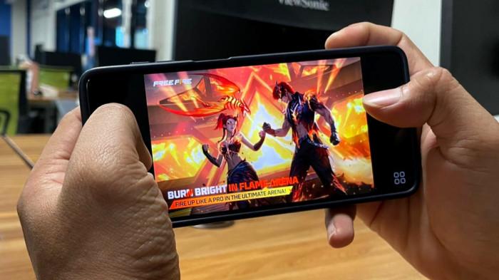 KODE REDEEM FF - Potret bermain gim Garena Free Fire (FF) diambil Minggu (9/11/2025). Segera klaim kumpulan Kode Reedem Free Fire terlengkap untuk hari ini, Minggu (26/4/2026) berikut kode redeem yang bisa kamu klaim 