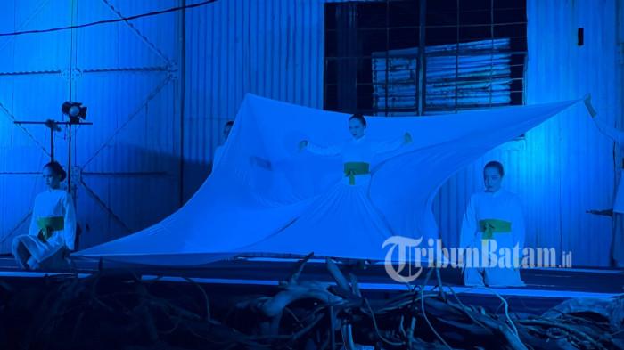 Malam di depan gedung eks PT Timah Dabo Singkep, Kabupaten Lingga, Provinsi Kepulauan Riau, bergemuruh dengan tarian “Tin From Singkep Island