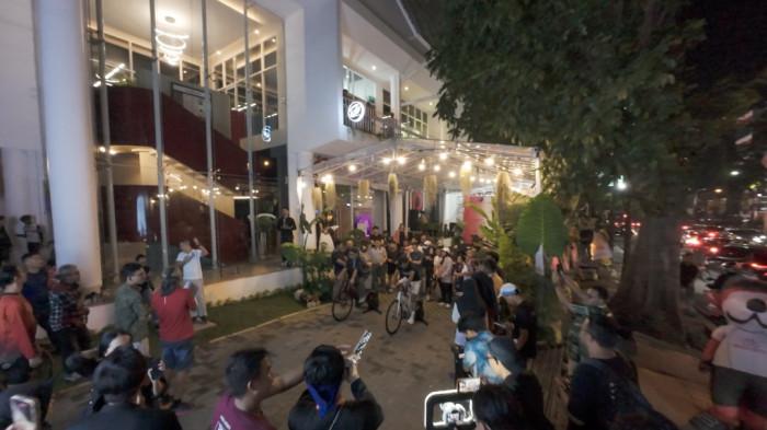 RODALINK - Pembukaan gerai baru Rodalink di Jalan Pasirkaliki, Kota Bandung dengan mengusung semangat Home for Cycle, Sabtu (25/4/2026). Pembukaan gerai tersebut diramaikan dua kegiatan utama, yakni long ride sejauh 150 kilometer yang diikuti 120 peserta dari Depok, Bogor, dan Karawang menuju Bandung sejak pagi hari. Rombongan tiba secara bertahap mulai pukul 12.00 hingga 14.00 WIB. Selain itu, Rodalink juga menggelar sunset run sejauh lima kilometer bekerja sama dengan komunitas lari di Bandung pada sore hari.