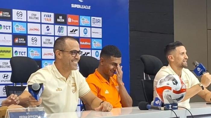 PUJI PEMAIN - Pelatih Borneo FC, Fabio Lefundes bersama pemainya, Rivaldo Pakpahan saat melakukan sesi konferensi pers usai laga kontra Persija di Jakarta International Stadium, Sunter, Jakarta Utara, Selasa (3/3/2026). Tribunnews/Abdul Majid