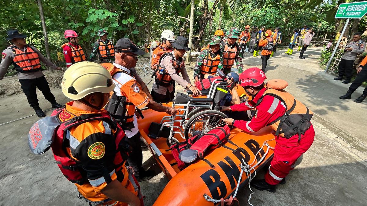 BENCANA DI KLATEN - Pemkab Klaten menggelar simulasi penanganan bencana banjir dalam rangka Hari Kesiapsiagaan Bencana 2026 di Desa Japanan, Kecamatan Cawas, Minggu (26/4/2026).