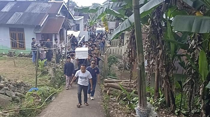 JENAZAH DIVA - Suasana kedatangan jenazah Diva Maelisa di rumah duka Desa Ngroto, Kecamatan Reban, Kabupaten Batang, Minggu (26/4/2026). Diva merupakan ART yang bekerja di Jakarta. Remaja 15 tahun ini meninggal diduga terjatuh dari lantai empat sebuah apartemen.