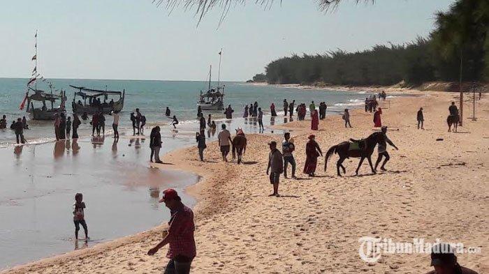 Tempat wisata pantai Slopeng, Sumenep Madura.