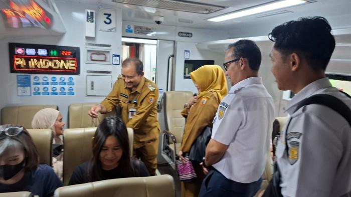 20260427_Bupati Pemalang, Anom Widiyantoro saat menyapa penumpang di Stasiun Comal_1