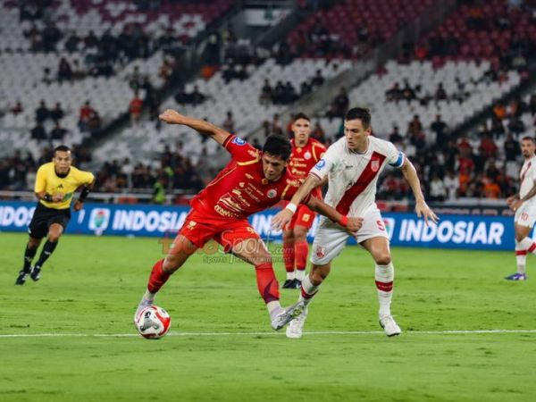 Eksel Runtukahu (kiri) sedang menguasai bola dalam laga pekan ke-30 Super League 2025/2026 antara Persija Jakarta versus Persis Solo di Stadion Utama Gelora Bung Karno, Senayan, Jakarta, Senin (27/4/2026).